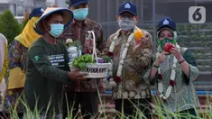 Menteri Desa PDT dan Transmigrasi, Abdul Halim Iskandar menunjukkan hasil pertanian di Edu Park Semen Gresik, Rembang (17/9/2021). Edupark yang merupakan anak usaha dari PT Semen Indonesia Tbk (SIG) ini dikelola oleh Badan Usaha Milik Desa (BUMDes) Mbangun Deso (Liputan6.com/HO/Wening PDT)