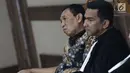 Terdakwa kasus suap dana hibah dari Kemenpora kepada KONI, Ending Fuad Hamidy (kiri) saat mengikuti sidang lanjutan di Pengadilan Tipikor Jakarta, Kamis (25/4). Sidang mendengar keterangan saksi-saksi, termasuk Asisten Pribadi Menpora Imam Nahrawi, Miftahul Ulum. (Liputan6.com/Helmi Fithriansyah)