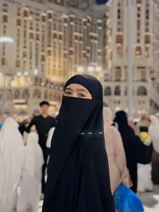 Febby juga melengkapi penampilannya mengenakan cadar warna hitam yang disesuaikan dengan abaya dan kerudungnya. [@febbyrastanty]