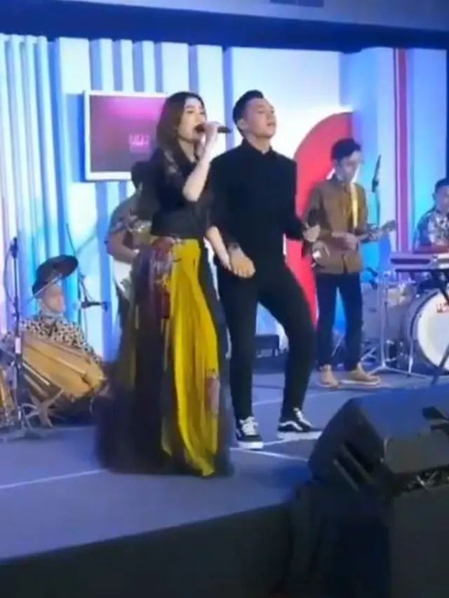 Dikabarkan menikah, Ini 6 Momen Manis Nella Kharisma dan Dory Harsa di Atas Panggung