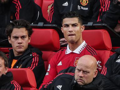 Raut wajah kesal terlihat dari Cristiano Ronaldo saat ia digantikan oleh pemain MU lainnya pada pertandingan melawan Newcastle United di Old Trafford, Minggu (16/10/2022). (AFP/Ian Hodgson)