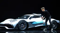 Lewis Hamilton berdiri di dekat mobil Mercedes-AMG Project di International Frankfurt Motor Show di Frankfurt, Jerman (11/9). Hypercar ini mengusung teknologi mesin mobil balap F1 dengan menggunakan penggerak roda belakang. (AP Photo/Michael Probst)