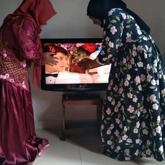 Kocak, 7 Potret Penggemar Kondangan Online di Pernikahan Lesti-Billar