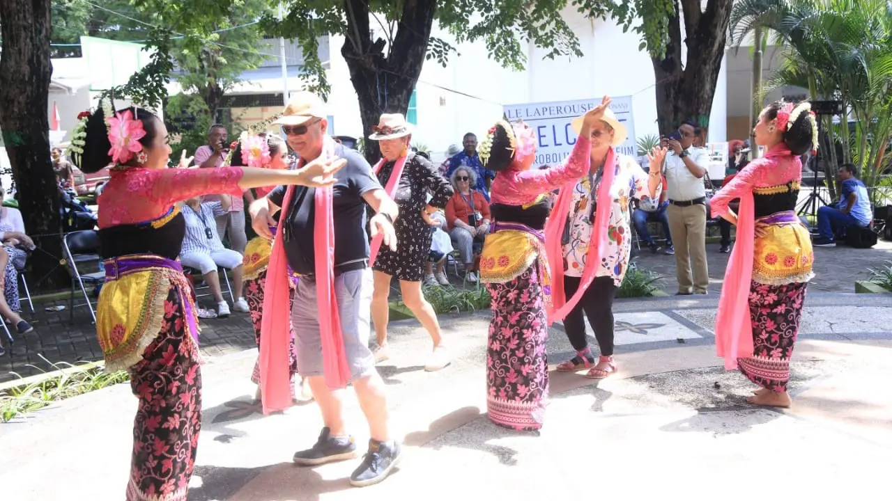 Tarian Praben Lengger sambuta wisatawan kapal pesiar yang bersandar di Probolinggo (Istimewa)