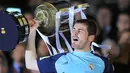 Kiper sekaligus kapten Real Madrid Iker Casillas mengangkat trofi Copa del Rey setelah menumbangkan Barcelona 1-0 dalam partai final di Estadio Mestalla, Valencia, 20 April 2011. AFP PHOTO/LLUIS GENE