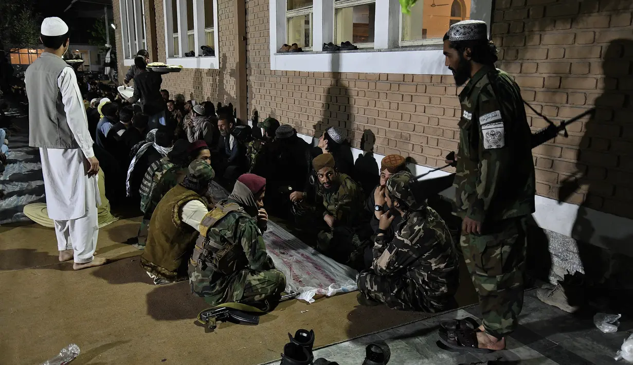 Pasukan Taliban berbuka puasa selama bulan suci Ramadhan di dekat Masjid Wazir Akber khan di Kabul, Afghanistan (4/4/2022). (AFP/Ahmad Sahel Arman)