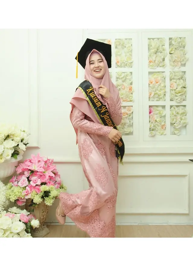 Jarang Terekspos, Ini 6 Pesona Kulsum Istri Ihsan Maulana