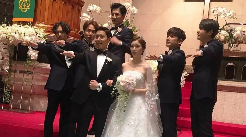 Para personel Shinhwa menghadiri pernikahan Eric dan Na Hye Mi [foto: instagram.com]