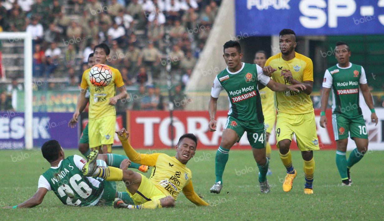 Gresik United gagal mengamankan poin penuh pada laga versus PS TNI pada lanjutan Torabika Soccer Championship (TSC) 2016 presented by IM3 Ooredoo di Stadion Tri Dharma, Gresik, Minggu (22/5/2016). (Bola.com/Fahrizal Arnas)