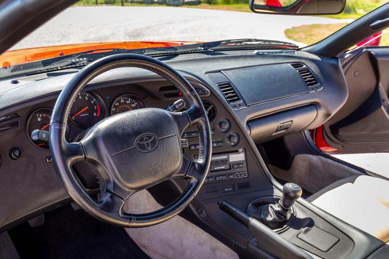 Interior Toyota Supra A80 seperti baru. (bring a trailer via carbuzz.com) 