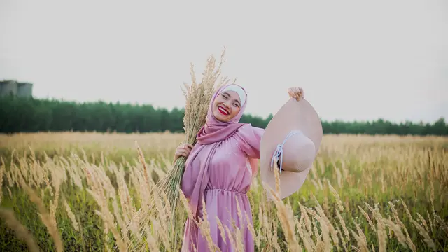 Mix & Match OOTD Lebaran dan Makeup, Dua Look Ini Bikin Penampilan Makin Stunning