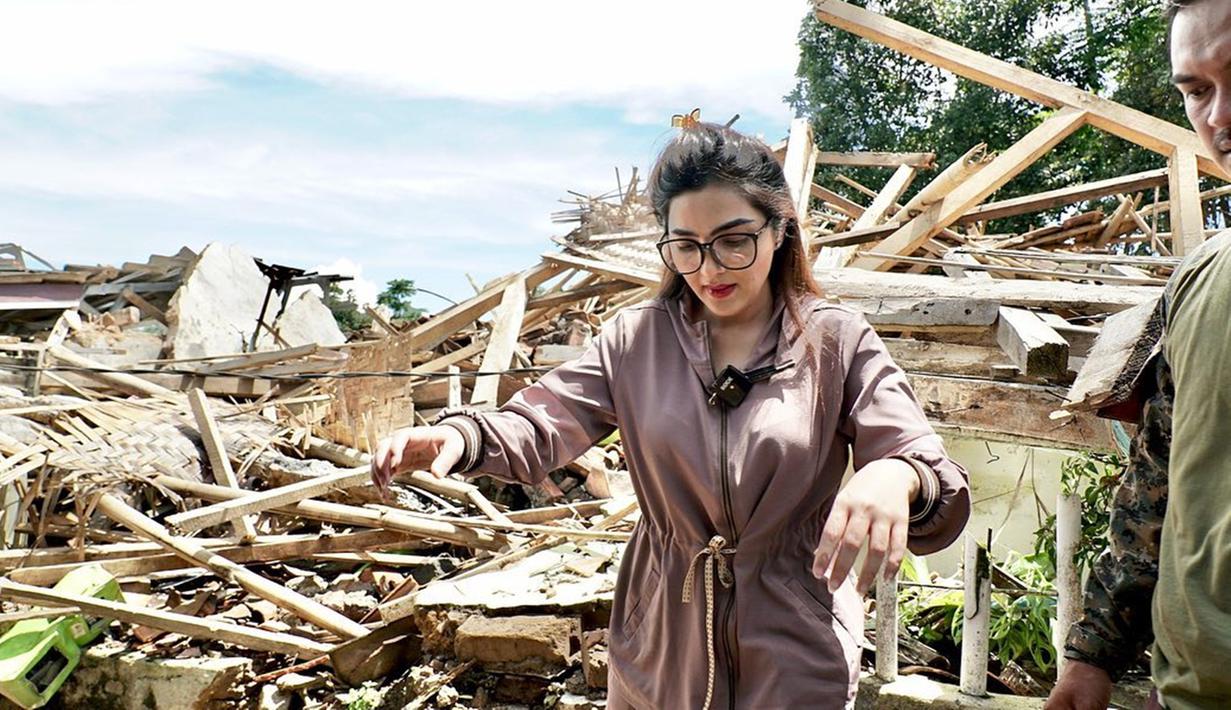 Melalui akun Instagram, Ashanty terlihat terjun langsung ke lokasi gempa Cianjur, Jawa Barat. Tampil sederhana, Ashanty turut melihat rumah-rumah warga yang terdampak gempa pada 21 November 2022 lalu. (Liputan6.com/IG/@ashanty_ash)