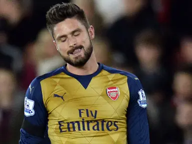 Striker Arsenal, Olivier Giroud, tampak kecewa usai kalah dari Southampton pada laga Liga Inggris di Stadion St Mary's, Sabtu (26/12/2015). Arsenal kalah telak dengan skor 0-4. (Reuters/Alan Walter)