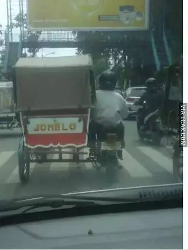 8 Potret Absurd Tulisan di Becak Ini Bikin Orang Geleng Kepala