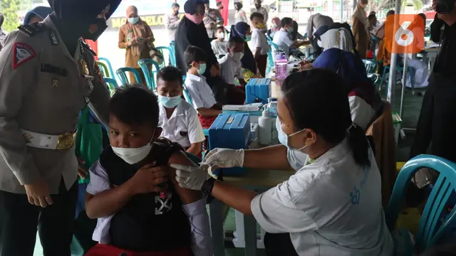 Peserta didik antusias melaksanakan Vaksinasi di Polda Gorontalo (Arfandi/Liputan6.com)