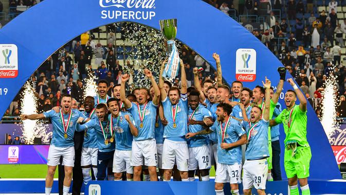 Para pemain Lazio merayakan kemenangan setelah meraih trofi Piala Super Italia 2019. Lazio menaklukkan Juventus dengan skor 3-1, Minggu (22/12/2019).  (AFP / Giuseppe Cacace)