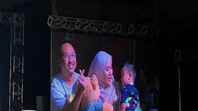 Kim Young Dae memberikan boneka kepada anak kecil yang menghadiri fan meetingnya