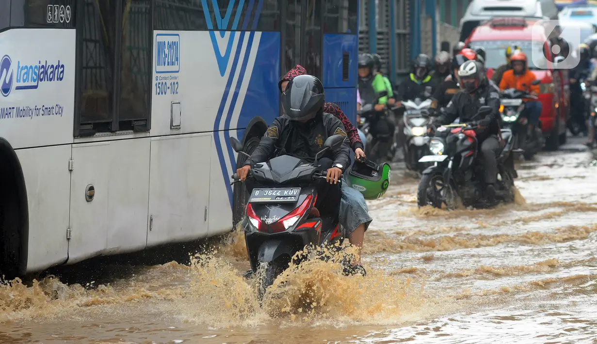 Selain itu, genangan air juga sempat terjadi dari arah Hek Kramat Jati arah Pasar Rebo sempat ada luapan air ketinggian di bawah mata kaki. (merdeka.com/Arie Basuki)