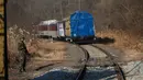 Kereta Korea Selatan menuju Korea Utara di zona demiliterisasi di Paju, Korea Selatan, Jumat (30/11). Perjalanan ini untuk mempelajari jaringan kereta api Korea Utara. (Kim Hong-Ji/Pool Photo via AP)