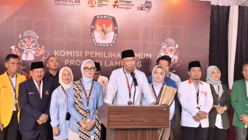 Pasangan calon gubernur dan wakil gubernur Lampung, Rahmat Mirzani Djausal - Jihan Nurlela usai menyerahkan berkas pendaftaran Pilkada 2024 di KPU Lampung. Foto : (Liputan6.com/Ardi).