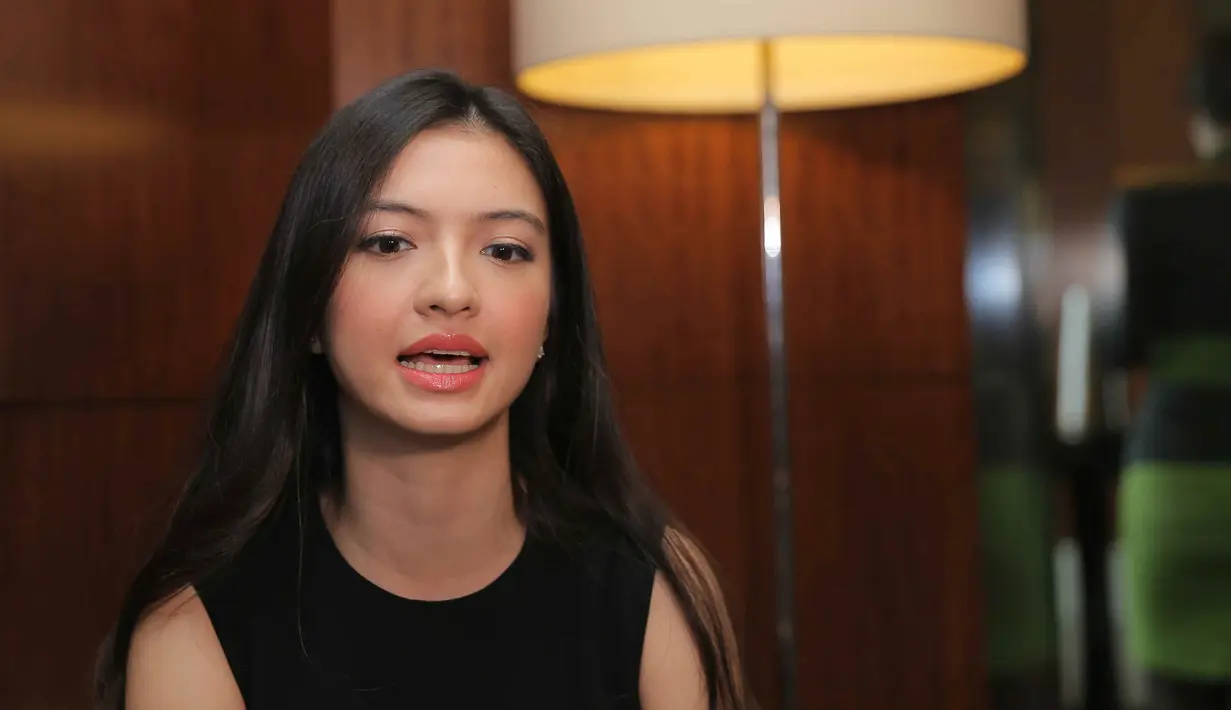 "Karena di sana saya bisa menemukan banyak pengetahuan baru soal sejarah-sejarah dari negara tersebut," ujar Fatma dalam film 99 Cahaya di Langit Eropa The Final Edition. (Andy Masela/Bintang.com)