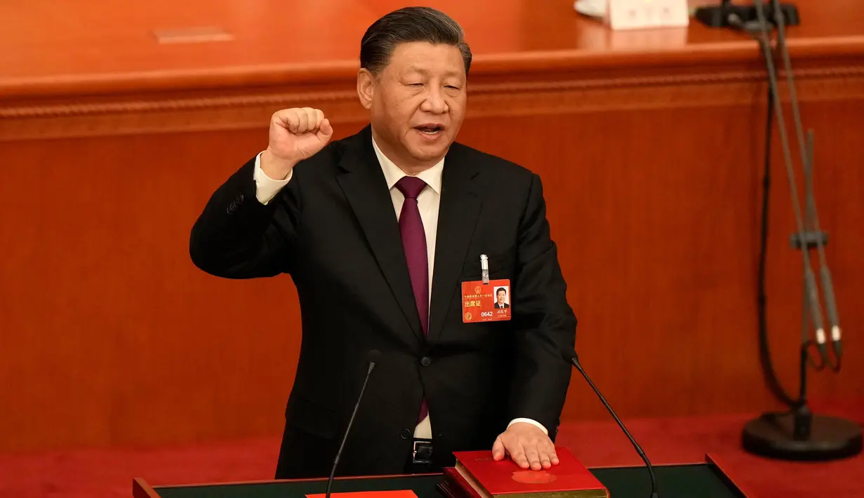 Presiden China Xi Jinping mengambil sumpahnya setelah terpilih secara aklamasi sebagai Presiden dalam sesi Kongres Rakyat Nasional (NPC) China di Aula Besar Rakyat di Beijing, Jumat, 10 Maret 2023. Pemimpin China Xi Jinping terpilih secara aklamasi sebagai Presiden dalam sesi Kongres Rakyat Nasional (NPC) China. (AP Photo/Mark Schiefelbein)