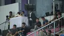 Pelatih Timnas Indonesia, Shin Tae-yong (tengah), didampingi asisten pelatih saat menyaksikan pertandingan pekan keempat BRI Liga 1 2023/2024 antara Dewa United melawan Persik Kediri yang berlangsung di Stadion Indomilk Arena, Tangerang, Jumat (21/7/2023). (Bola.com/Ikhwan Yanuar)