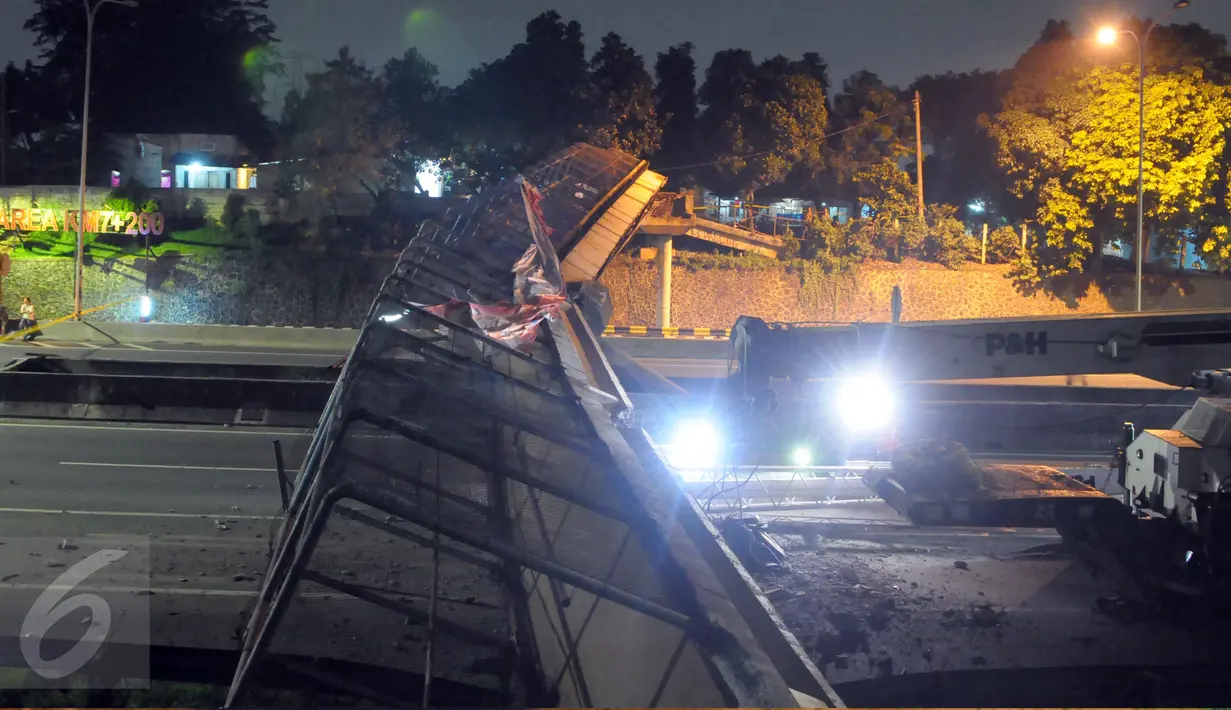 Kondisi Jembatan Penyebrangan Orang (JPO) di Tol BSD, KM 7, Tangerang Selatan, roboh setelah ditabrak truk trailer pengangkut crane, Minggu (15/5) malam. Kecelakaan ini menyebabkan kedua ruas tol ditutup selama beberapa waktu. (Liputan6.com/Helmi Afandi)