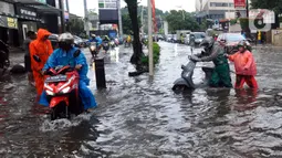 Sejumlah kendaraan melintasi trotoar untuk menghindari banjir di Jalan Kemang Raya, Jakarta Selatan, Kamis (3/11/2022). Hujan deras sekitar dua jam lebih menyebabkan Jalan Kemang Raya digenangi banjir sekitar 30 cm sehingga benyak kendaraan tidak dapat melintas. (merdeka.com/Arie Basuki)