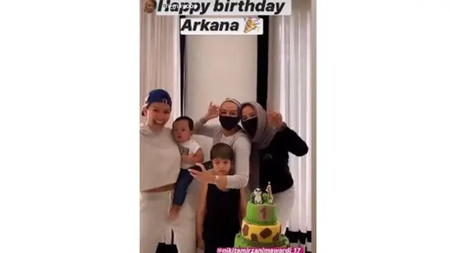 Bagi 500 Sembako, Ini 6 Momen Nikita Mirzani Rayakan Syukuran Anak Bungsunya