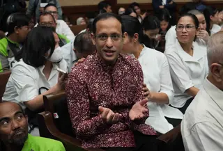 Mantan Menteri Pendidikan, Kebudayaan, Riset, dan Teknologi (Mendikbudristek), Nadiem Anwar Makarim, yang juga salah satu pendiri platform pembayaran dan perusahaan transportasi daring di Indonesia, bereaksi sebelum dimulainya sidang pembacaan tuntutan di Pengadilan Tindak Pidana Korupsi Jakarta, Rabu 13 Mei 2026. (AP Photo/Tatan Syuflana)