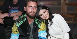 Setelah resmi putus dari Tyga beberapa waktu lalu, Kylie Jenner menggandeng Scott Disick, mantan pacar kakaknya, Kourtney Kardashian usai menghadiri sebuah acara. (AFP/Bintang.com)