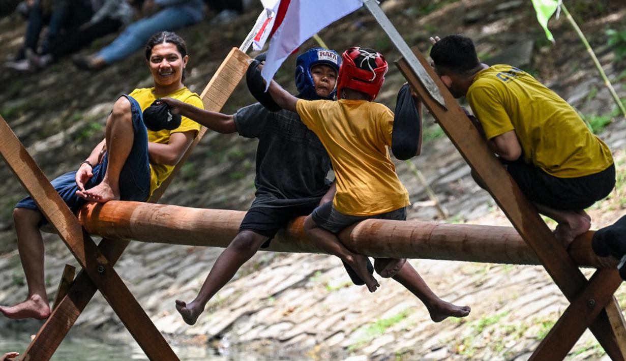 Anak-anak ikut perang bantal dalam perayaan Hari Ulang Tahun (HUT) ke-78 Republik Indonesia (RI) di Banda Aceh, Aceh, Kamis (17/8/2023). (CHAIDEER MAHYUDDIN/AFP)