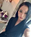 Riasan mata ditekan secara halus dengan menyusun alis menggunakan Diorshow Brow Styler dan Diorshow on set brow untuk efek alami. [Dior]