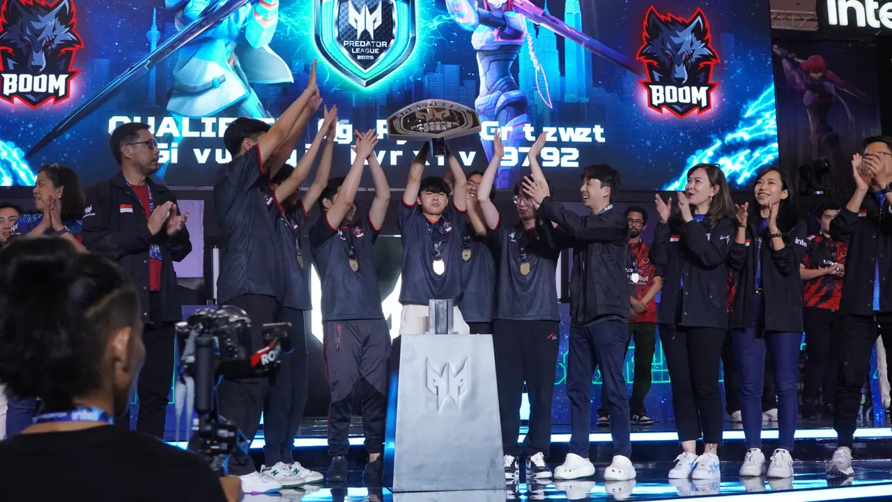 BOOM Esports mengangkat tropi Predator Shield APAC Predator League 2025. Credit: Acer Indonesia