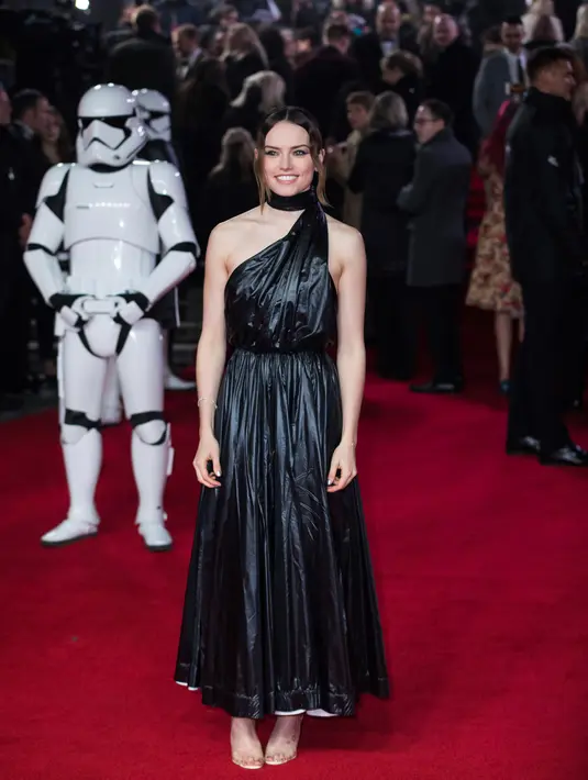 Aktris Daisy Ridley berpose setibanya pada pemutaran perdana film Star Wars: The Last Jedi di London, Selasa (12/12). Namun tak hanya pujian, banyak juga yang mengomentari gaun Ridley yang dianggap mirip kantong plastik hitam (Vianney Le Caer/Invision/AP)
