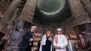 Presiden Jerman Frank-Walter Steinmeier (kiri) dan Ibu Negara Elke Buedenbender (kedua dari kiri), didampingi Menteri Agama Indonesia dan Imam Besar Masjid Istiqlal Nasaruddin Umar (ketiga dari kiri), saat mengunjungi Masjid Istiqlal, Jakarta, Senin 15 Juni 2026. (Yasuyoshi Chiba/AFP)