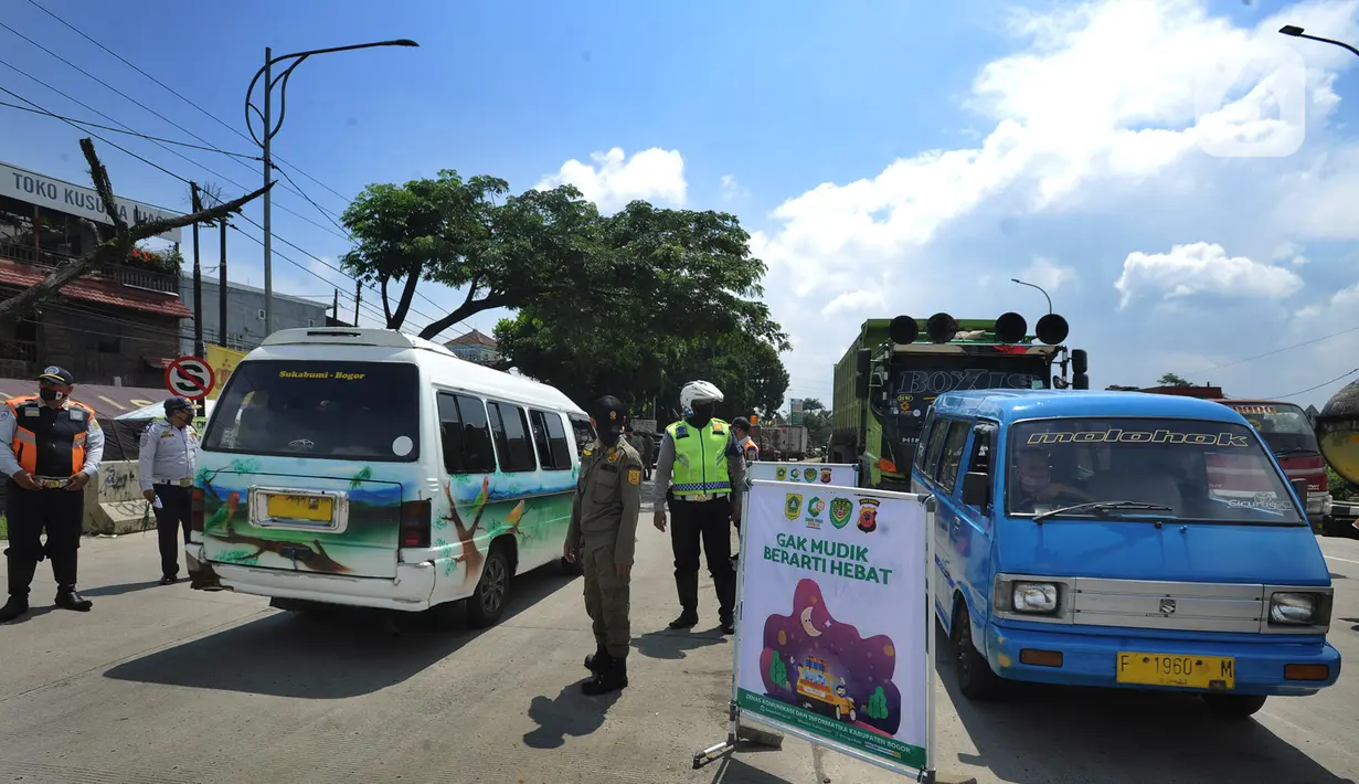 Polantas Polres Bogor mengatur lalu lintas yang melintasi Pos Pengawasan Larangan Mudik di Cigombong, Bogor, Rabu (29/4/2020). Polres Bogor melakukan penyekatan  di perbatasan dengan Cianjur yaitu Pos Rindu Alam dan perbatasan Sukabumi di Pos Cigombong. (merdeka.com/Arie Basuki)