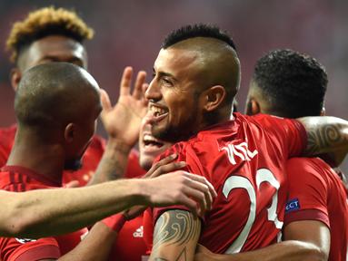 Pemain Bayern Munchen, Arturo Vidal, disambut rekan-rekannya setelah mencetak gol ke gawang Benfica pada leg pertama babak perempat final Liga Champions di Allianz Arena, Munchen, Rabu (6/4/2016) dini hari WIB. (AFP/Christof Stache)