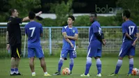 Dejan Antonic, pelatih Persib Bandung memberi pengarahan kepada pemainnya pada sesi latihan sore jelang melawan Arema Cronus dalam turnamen sepak bola Bali Island 2016 di Stadion Gelora Samudra, Kuta, Bali, Senin (22/2/2016). (Bola.com/Peksi Cahyo)