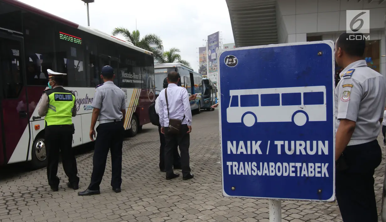 Lokasi pemberangkatan bus TransJabodetabek Premium di Mega City, Bekasi Barat, Senin  (12/3). Bus dengan tarif Rp20 ribu itu disiapkan agar masyarakat yang biasanya beraktivitas ke Jakarta beralih menggunakan kendaraan umum. (Liputan6.com/Arya Manggala)