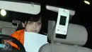 Julia Prasetyarini saat memasuki mobil tahanan di Gedung KPK, Jakarta, Senin (18/1/2016). Julia diperiksa KPK terkait kasus suap proyek di Kementerian Pekerjaan Umum dan Perumahan Rakyat. (Liputan6.com/Helmi Afandi)