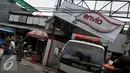 Petugas Satpol PP menurunkan papan reklame rokok di Jakarta, Rabu (18/11). Gubernur DKI Jakarta menerbitkan Peraturan Gubernur Nomor 1 Tahun 2015 tentang Larangan Penyelenggaraan Reklame Rokok Media Luar Ruang. (Liputan6.com/Gempur M Surya)