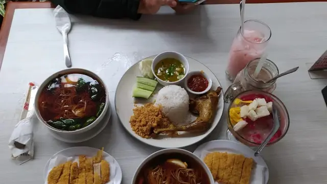 Ngesrep Sim Six Resto