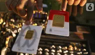 Pegawai menunjukkan emas batangan 24 karat di gerai Galeri 24, kawasan Kebayoran Baru, Jakarta, Kamis (5/8/2021). Untuk buyback atau pembelian kembali, harga emas Antam mencatatkan penurunan Rp 2.000 per gram menjadi Rp 834 ribu per gram pada Kamis (5/8). (Liputan6.com/Angga Yuniar)