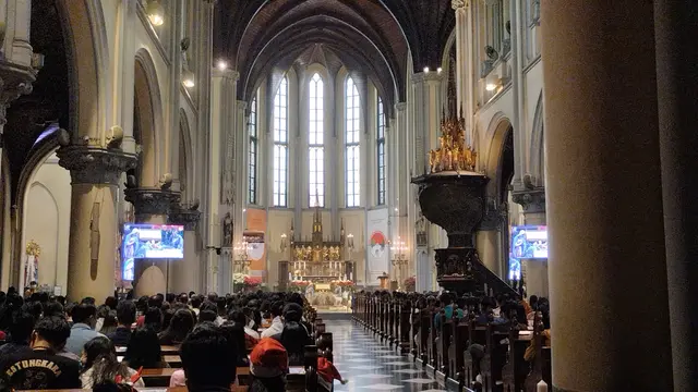 Ribuan jemaat mengikuti Misa Keluarga di Gereja Katedral, Jakarta Pusat, siang ini, Minggu (25/12/2022).