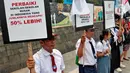 Sejumlah politikus Partai Solidaritas Indonesia (PSI) yang mengenakan seragam sekolah menggelar aksi simpatik dan edukatif di depan Kantor Kemendikbudristek. (Liputan6.com/Angga Yuniar)