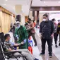 Pelaksana Tugas (Plt) Wali Kota Surabaya Whisnu Sakti Buana melihat acara donor darah plasma konvalensen. (Dian Kurniawan/Liputan6.com)