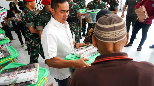 Cartenz Tactical Bersama Danjen Kopassus Bagikan Ribuan Paket Sembako di Kabupaten Bandung