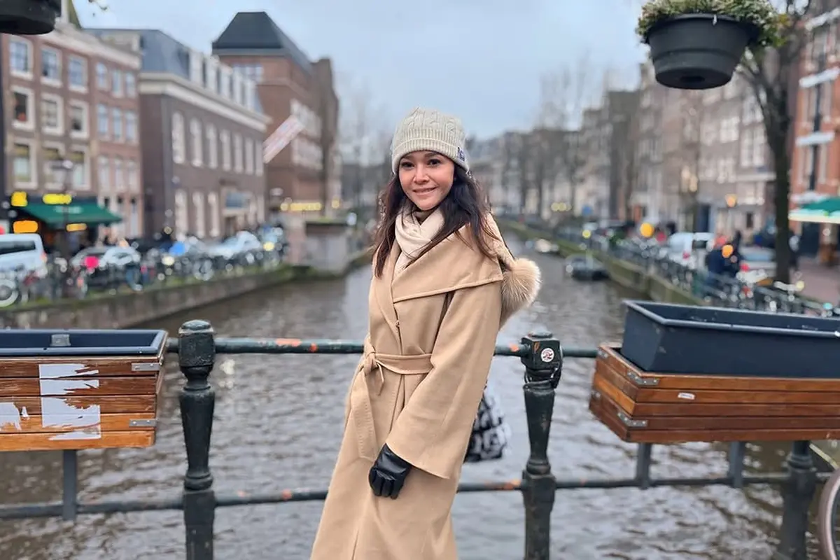Gaya Outfit Traveling Maia Estianty yang Bisa Jadi Inspirasi untuk Berlibur (Instagram/@maiaestiantyreal)